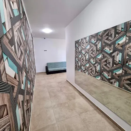 Family & Private Parking Апартамент